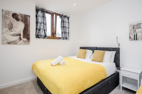 Spacious 1 Bed Luxury St Albans Apartment - Free WiFi Condo in St Albans