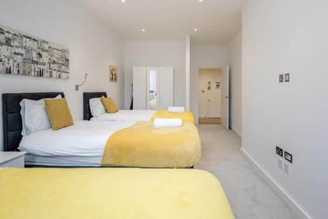 Spacious 1 Bed Luxury St Albans Apartment - Free WiFi Condo in St Albans