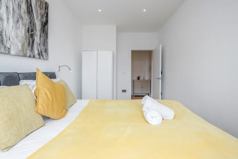 Deluxe 2 Bedroom St Albans Apartment - Free WiFi Condo in St Albans