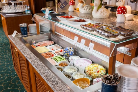 Restaurant/places to eat, Breakfast, Buffet breakfast