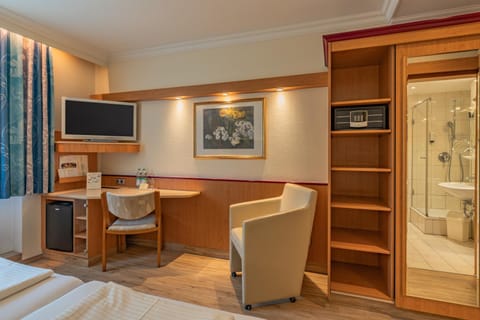 Shower, Bed, Bathroom, TV and multimedia, Photo of the whole room, minibar, safe, towels, wardrobe
