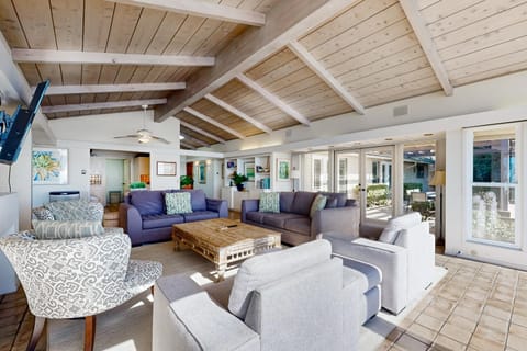 Forever Views Oceanfront, dog-friendly home with deck, firepit, grill, & sweeping ocean views House in Ocean Beach