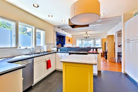 Casa Dolce Hillside Retreat w/ Amazing Ocean Views + Walk to Shops House in La Jolla