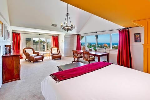 Casa Dolce Hillside Retreat w/ Amazing Ocean Views + Walk to Shops House in La Jolla