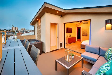 Modern Luxury Compound Haus in Balboa Peninsula