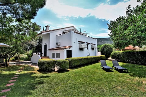 Property building, Day, Natural landscape, Garden, Balcony/Terrace, Garden view