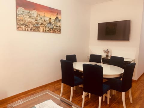 Communal lounge/ TV room, TV and multimedia, Dining area