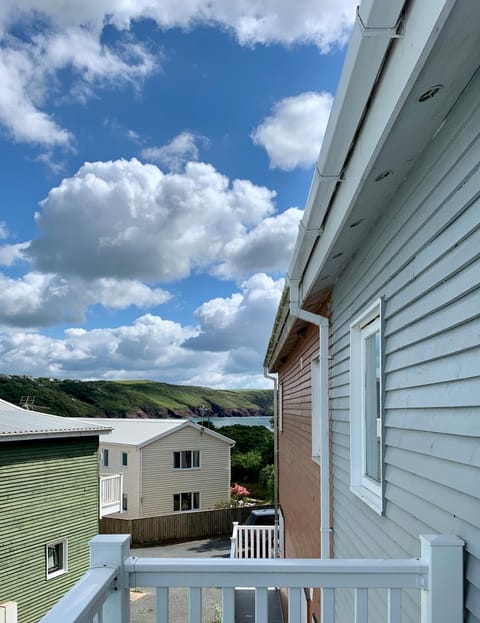 Modern Beach House 3 bed, 3 bath - Balcony sea view House in Wales