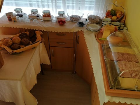 Breakfast, Continental breakfast, Buffet breakfast