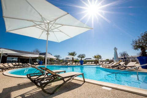 Day, Solarium, Swimming pool, sunbed