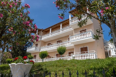 Property building, Spring, Day, Garden, View (from property/room), Balcony/Terrace, Garden view