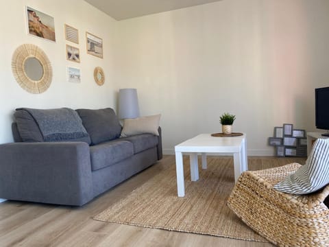 Hyper Centre - 2 PIÈCES tout confort - Terrasse - ascenseur - Apartment in Cabourg