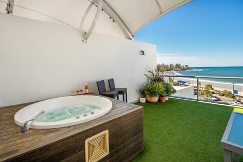 Patio, Natural landscape, Hot Tub, View (from property/room), Balcony/Terrace, Beach, Sea view, sunbed