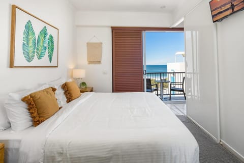 Bed, Natural landscape, TV and multimedia, View (from property/room), Balcony/Terrace, Photo of the whole room, Bedroom, Sea view