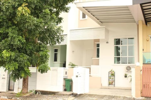 NEW SEAVIEW Cozy Modern Beach House House in Tanjung Bungah