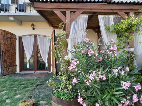 Madama Langa Country House con piscina nelle vigne Apartment in Liguria