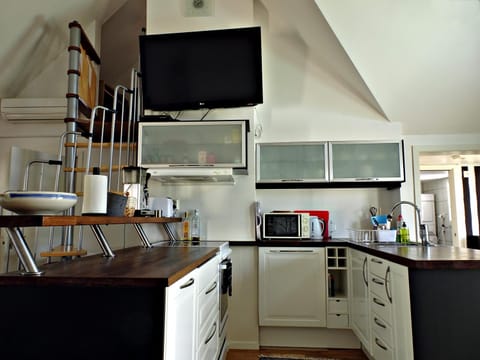 Kitchen or kitchenette, dishwasher