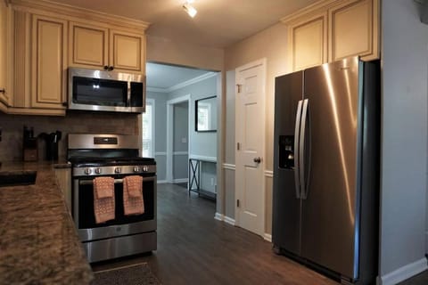 Beautiful & large newly renovated 5 bedroom house. House in Sandy Springs
