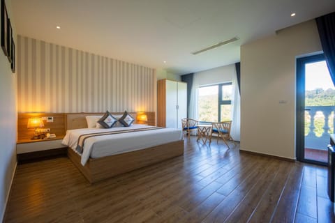 Bed, Photo of the whole room, Bedroom, Mountain view