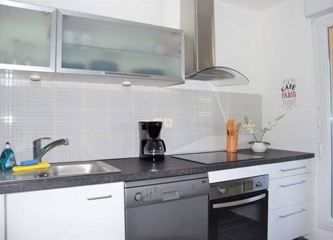 Staff, People, Coffee/tea facilities, Kitchen or kitchenette, Decorative detail, Dining area, Guests, children, young children, older children, group of guests, Family