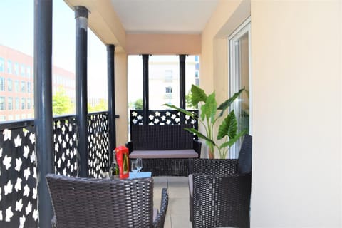 Patio, Staff, People, Balcony/Terrace, Dining area, Guests, City view, Street view, Area and facilities, children, young children, older children, group of guests, Family
