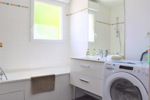 Shower, Staff, People, Bathroom, Decorative detail, Guests, Area and facilities, Area and facilities, children, young children, older children, group of guests, Family