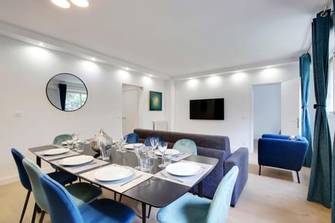 TROCADERO/ EIFFEL TOWER - 3 Bedrooms- All New! Apartment in Paris