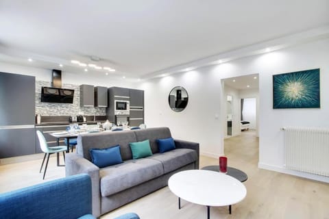 TROCADERO/ EIFFEL TOWER - 3 Bedrooms- All New! Apartment in Paris