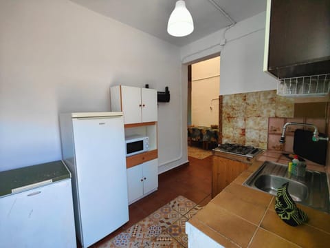 Kitchen or kitchenette, minibar, stove