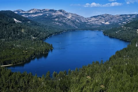 Donner Lake Home Walk to the Lake Trails & Family Activities House in Truckee