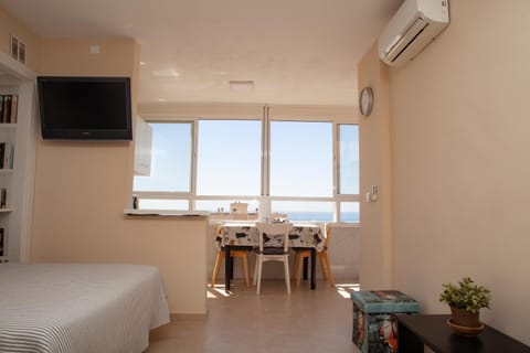 ESTUDIO CON VISTAS AL MAR Y MONTAÑA Apartment in Torremolinos