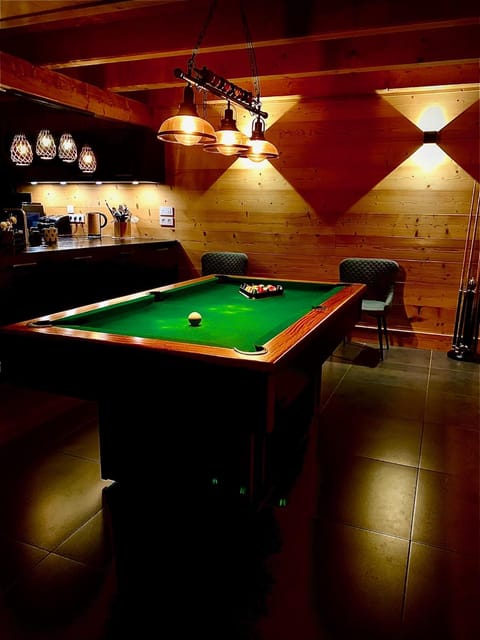 Billiard, Game Room