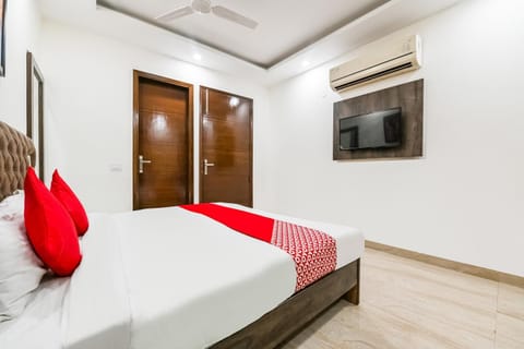 OYO 72284 Premium Rooms Chhatarpur Hotel in New Delhi