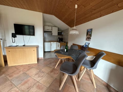 TV and multimedia, Coffee/tea facilities, Kitchen or kitchenette, Living room, Dining area