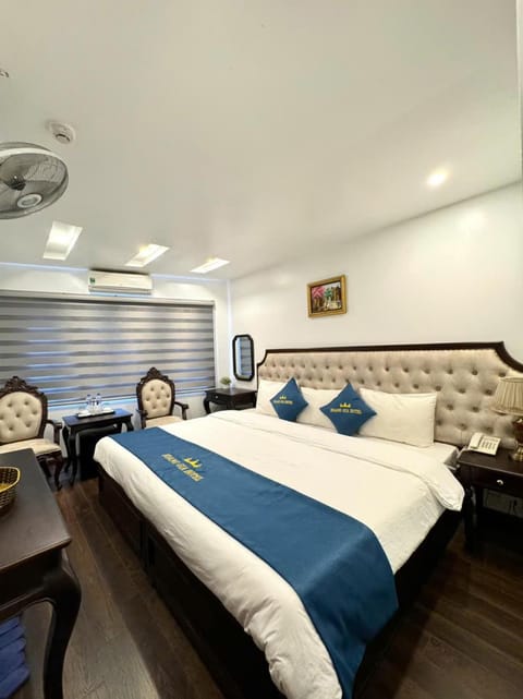 Bed, Living room, Photo of the whole room, Seating area, Bedroom, air conditioner