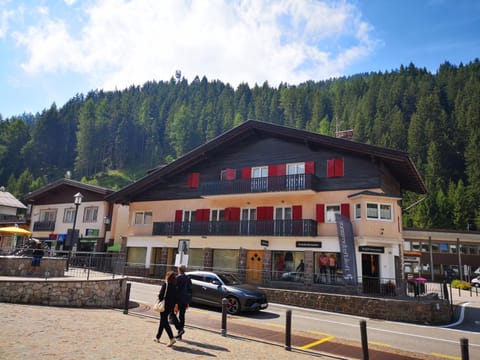 Property building, Restaurant/places to eat, Facade/entrance, Neighbourhood, Shopping Area