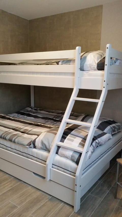 Bedroom, bunk bed