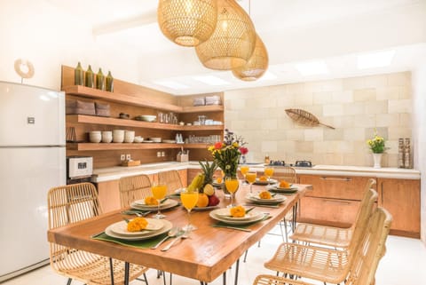 Coffee/tea facilities, Kitchen or kitchenette, Food and drinks, Dining area, Drinks