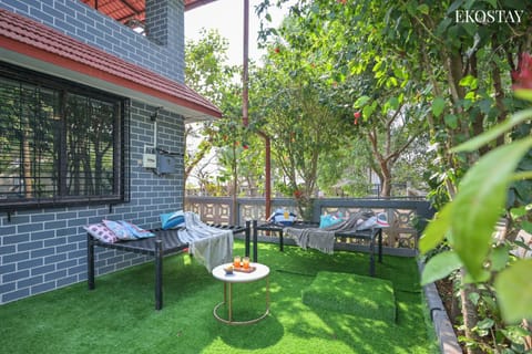 Patio, Spring, Day, Garden, View (from property/room), Balcony/Terrace, Seating area, Dining area, Garden view