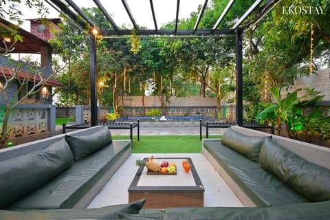 Patio, Spring, Day, Garden, Living room, Seating area, Garden view