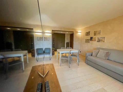 Communal lounge/ TV room, TV and multimedia, Living room, Seating area, Dining area