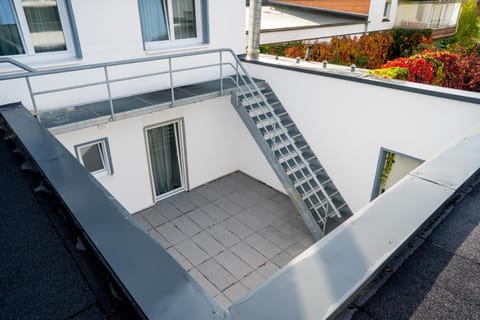 Property building, Patio, Balcony/Terrace