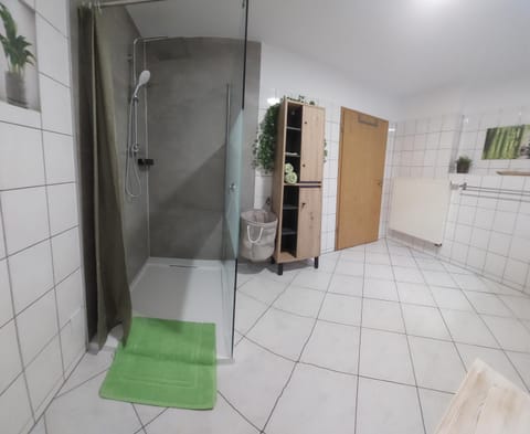 Appartement 85m2 5km von Erfurt, mit Kaffeevollautomat, TV, WLAN, Boxspringbett, Schlafsofa und Einkaufsmöglichkeiten, sehr gute Anbindung zur A71 und A4, kostenloser öff Parkplatz für PKW und Transporter Appartamento in Erfurt