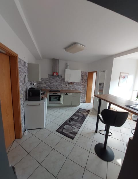 Appartement 85m2 5km von Erfurt, mit Kaffeevollautomat, TV, WLAN, Boxspringbett, Schlafsofa und Einkaufsmöglichkeiten, sehr gute Anbindung zur A71 und A4, kostenloser öff Parkplatz für PKW und Transporter Apartment in Erfurt