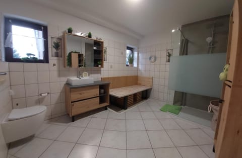 Appartement 85m2 5km von Erfurt, mit Kaffeevollautomat, TV, WLAN, Boxspringbett, Schlafsofa und Einkaufsmöglichkeiten, sehr gute Anbindung zur A71 und A4, kostenloser öff Parkplatz für PKW und Transporter Appartamento in Erfurt