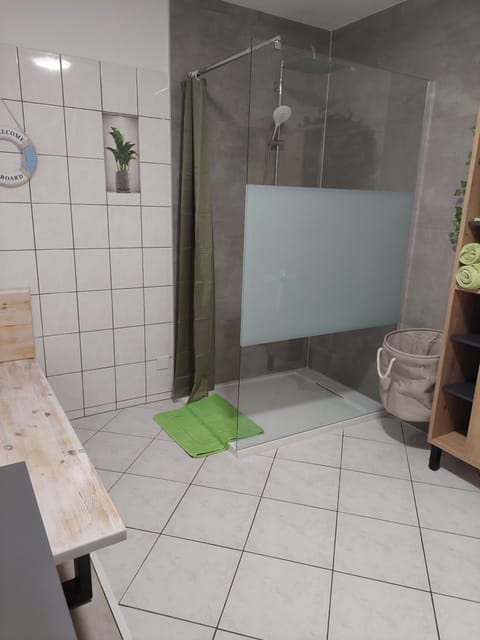 Appartement 85m2 5km von Erfurt, mit Kaffeevollautomat, TV, WLAN, Boxspringbett, Schlafsofa und Einkaufsmöglichkeiten, sehr gute Anbindung zur A71 und A4, kostenloser öff Parkplatz für PKW und Transporter Appartamento in Erfurt