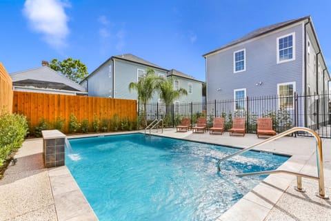 Hosteeva Private Condo w Pool and High-end amenities Near Frnch Quarter Condo in Warehouse District