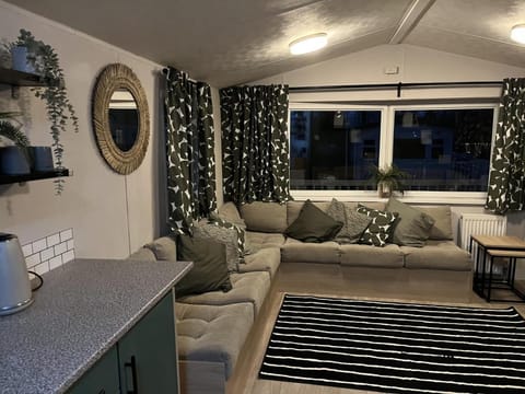Beautiful 3 bedroom caravan with hot tub - Tattershall Lakes House in Tattershall