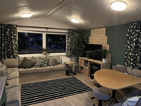 Beautiful 3 bedroom caravan with hot tub - Tattershall Lakes Maison in Tattershall