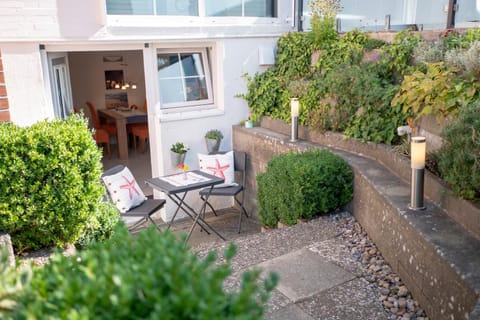 Facade/entrance, Garden, Balcony/Terrace